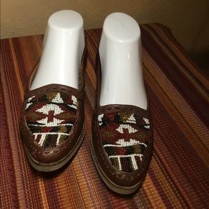 ZOE SZ 7 Brown Leather FlatsBeaded Shoes 
Womens